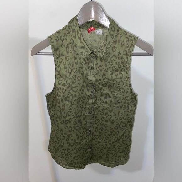 H&M Sleeveless Heart Print Button Down Shirt - Picture 2 of 13